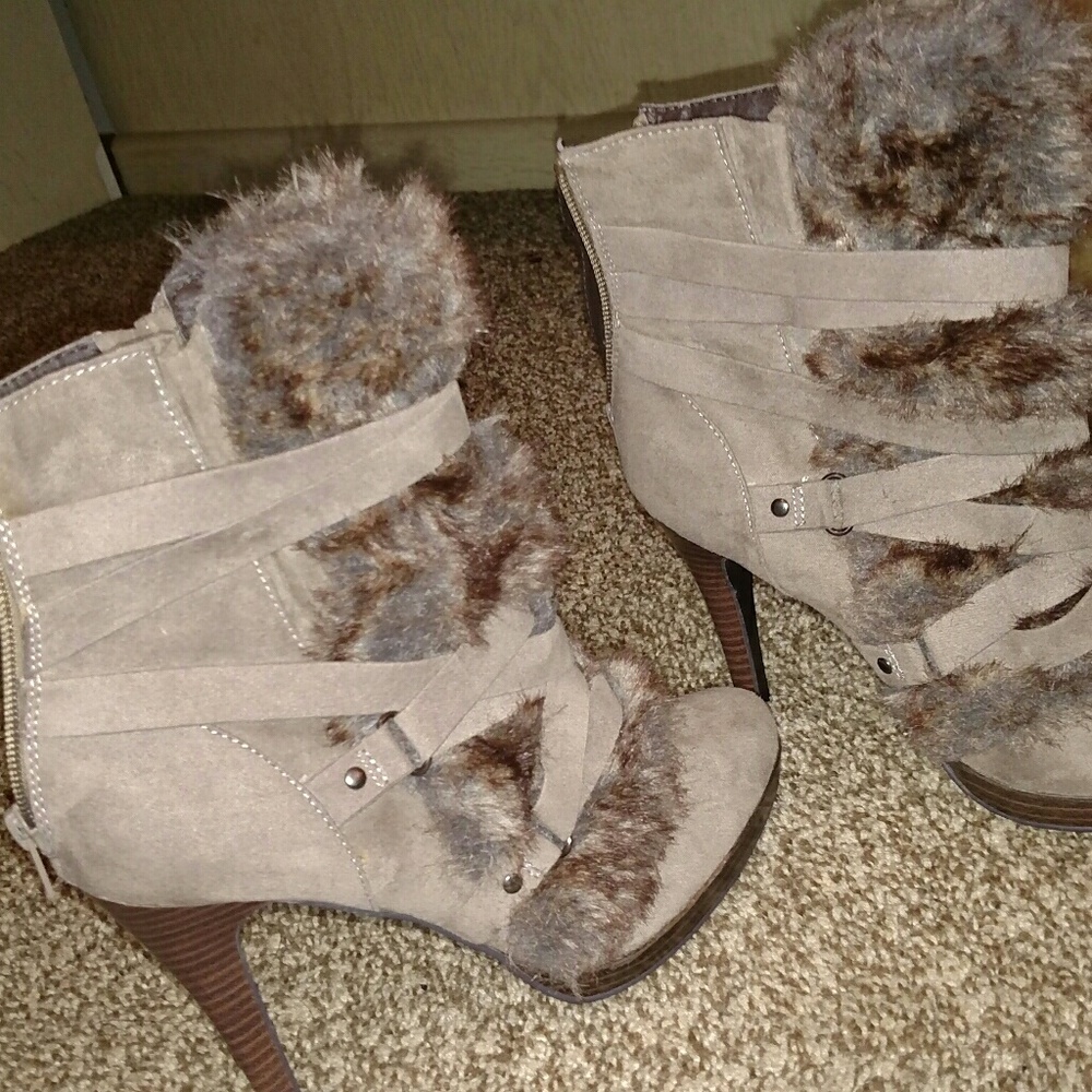 Elle size 7 heels with fur